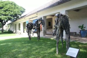 Honolulu Museum of Art entrance with driftwood horses (one was on display at the Sheldon at UNL while I was an art student).